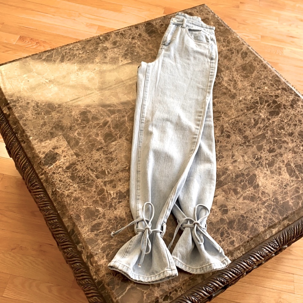 Shein High waist jean with tie at the ankle Light wash size xsmall 26” Waist